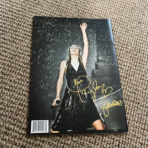 Taylor Swift Fearless Tour Book - Picture 2 of 3